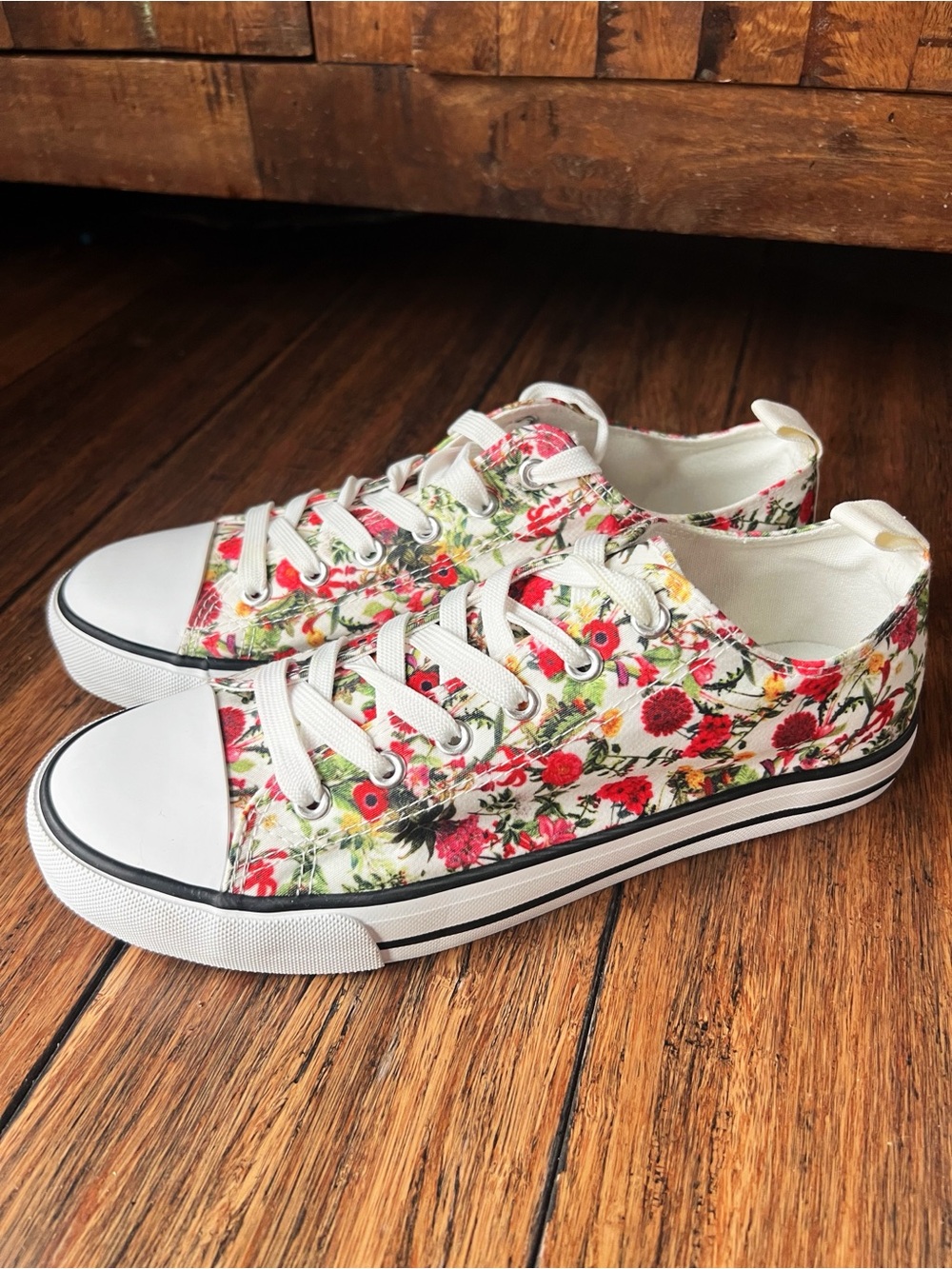 NEW Floral Canvas Low Top Sneakers Lace Up Shoes Size 9 Cottagecore Retro Casual